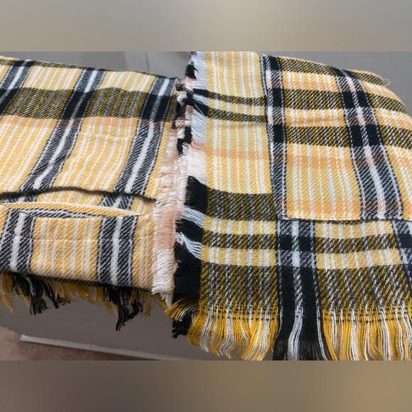 NWT Comfy Luxe Plaid Ruana, Navy and Yellow with front pockets and arm holes - Picture 4 of 7